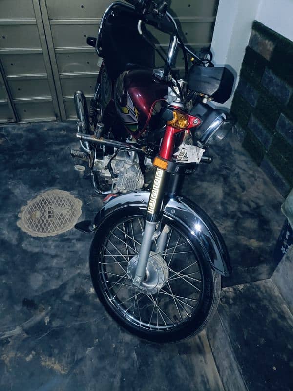 saaf bike hy  new halat my 1 owner ke nam py hy bohat kam chale hy l 9