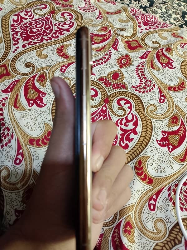 iPhone xs golden colour 5