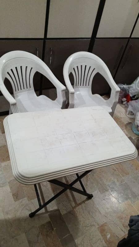 Plastic Folding table with Two Chairs 4