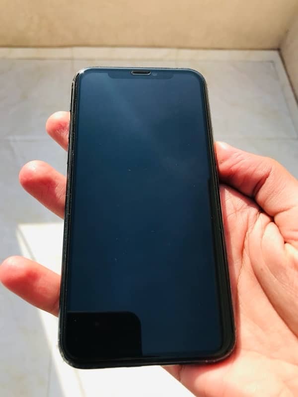 iphone 11 pro FU 4 sal se sim chl rhi 0