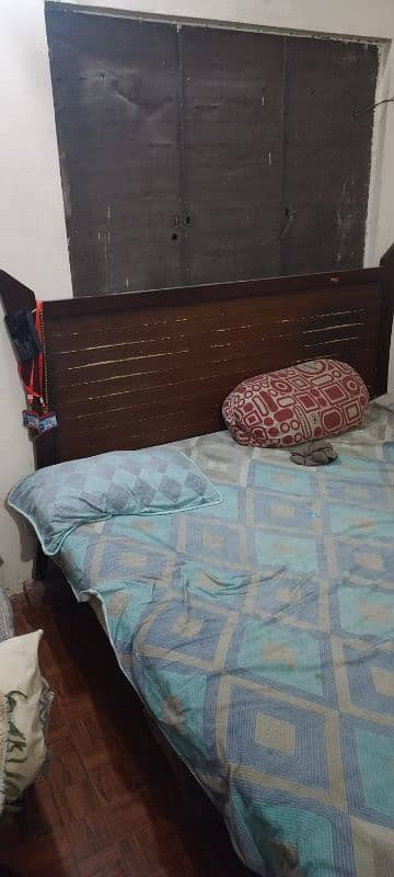 king bed with side tebul 1