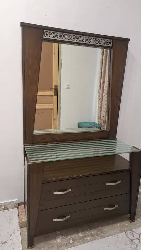 Double bed with side tables and dressing table 5