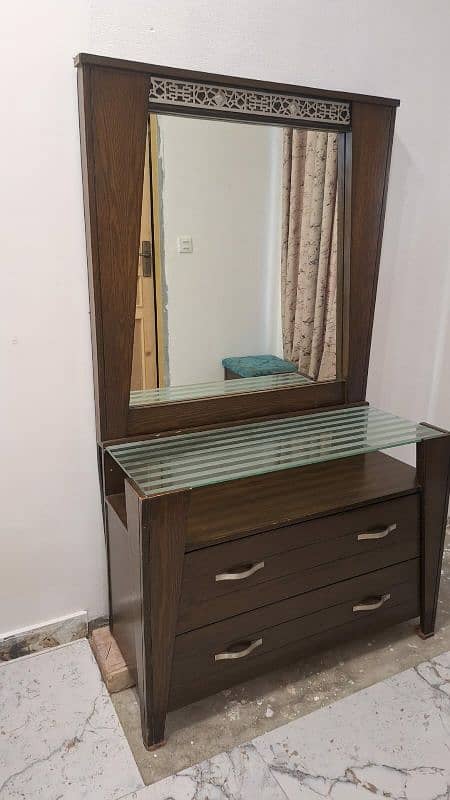 Double bed with side tables and dressing table 6