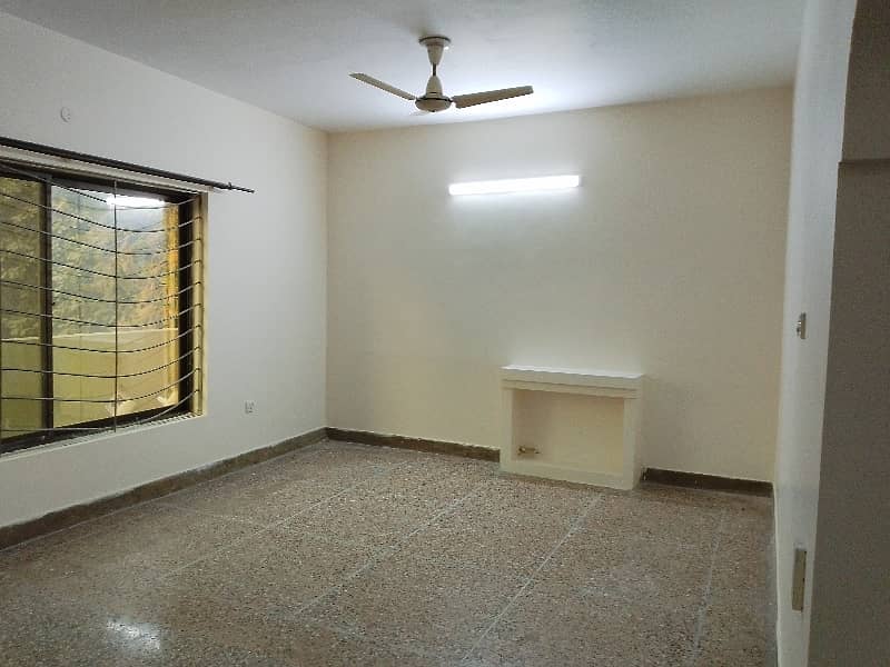 4 bed Upper portion available for rent in i8  near to markz 0