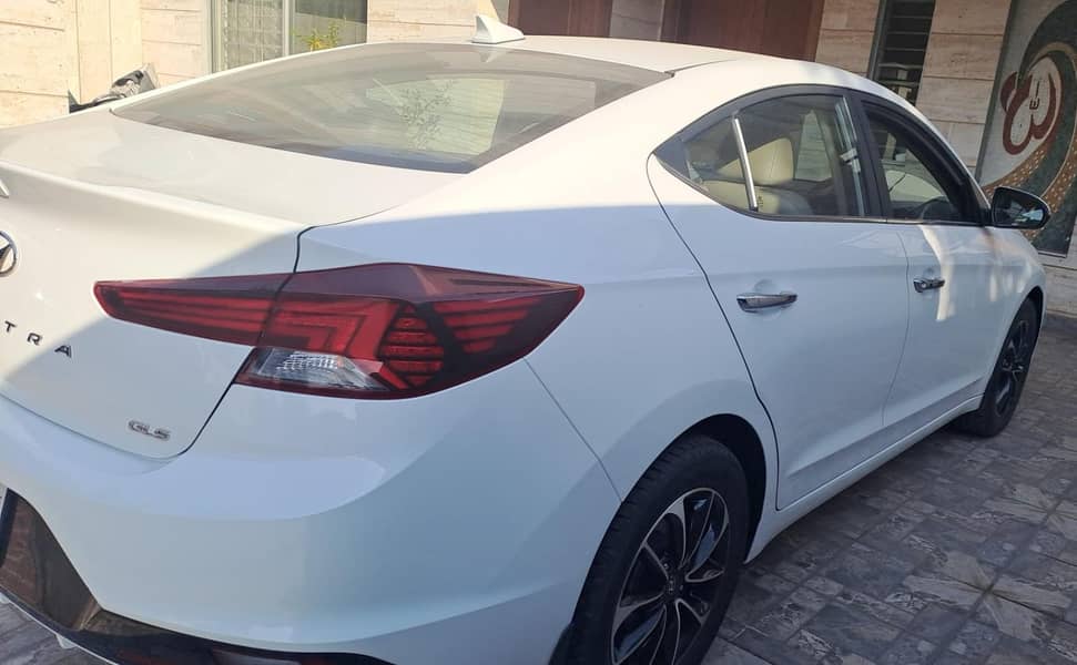 Hyundai Elantra 2023 GLS 4