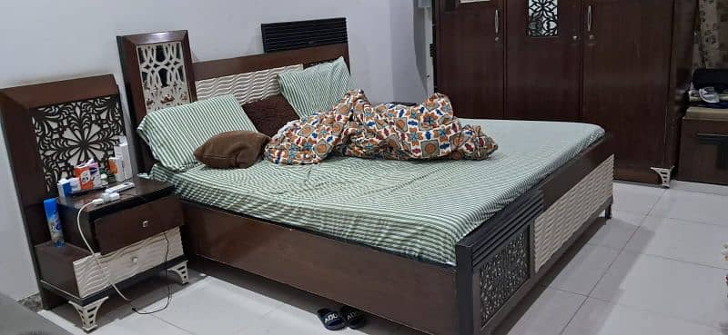 Room Set (King Size Bed, Divider, Cupboard, Dressing and Side Tables) 0