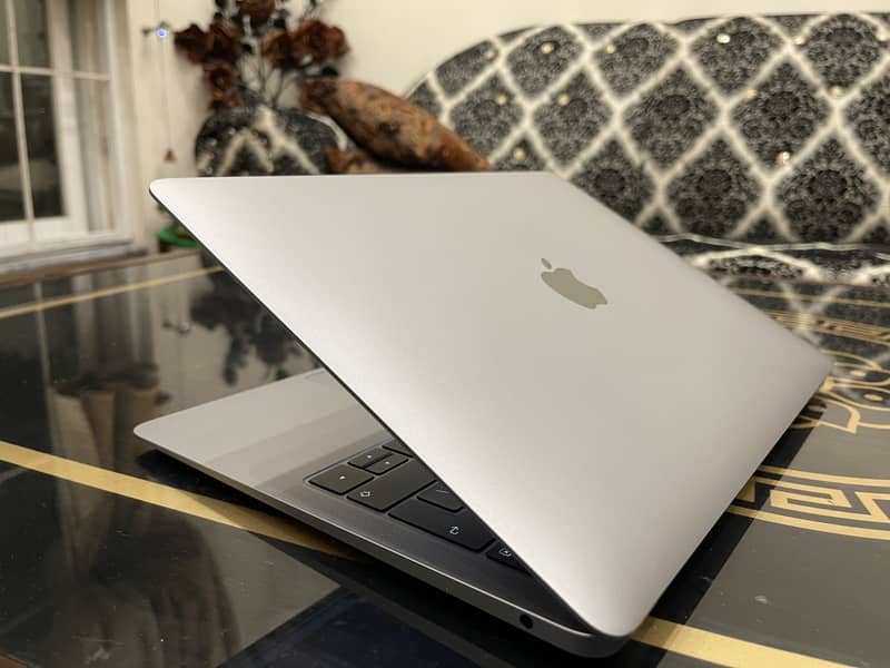 Apple laptop Macbook Air 2020,Core i5,256GB SSD,8GB Ram,Magic Keyboard 6