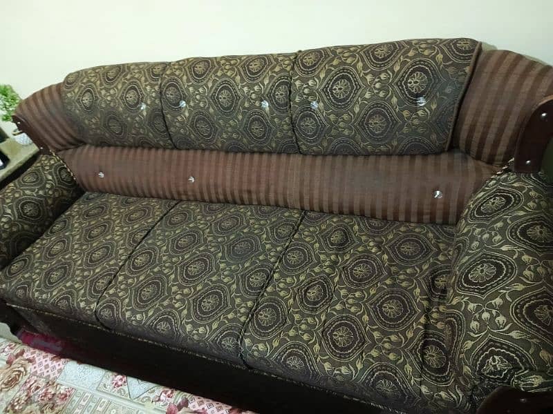 Five seator sofa available in Good condition 3