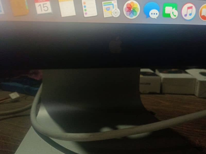 Apple Cinema display 27 Inches 5