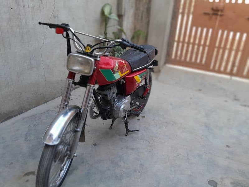 CG 125 150 pr tayar hoi v hai body new hai bike ki orignal saman pr 3