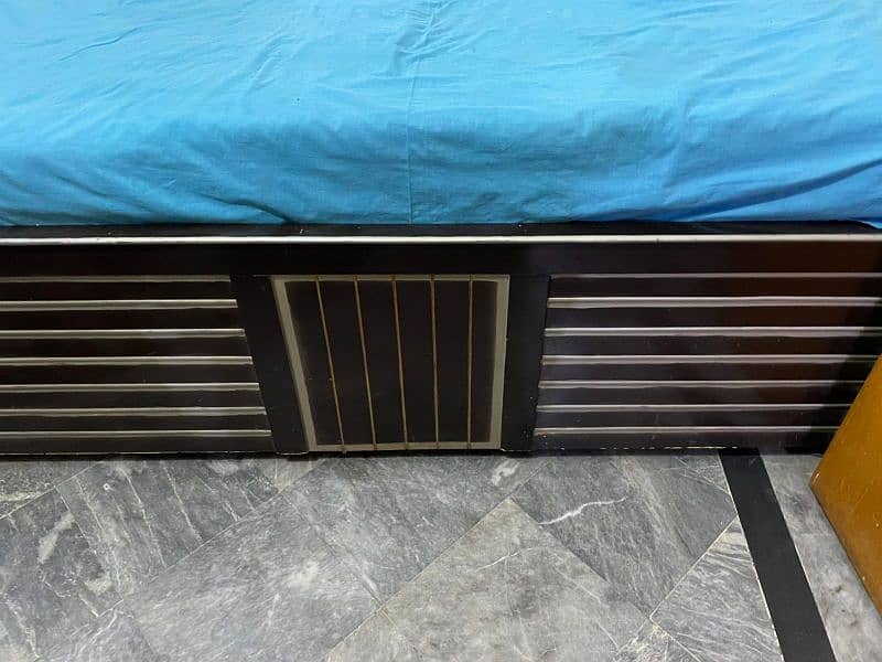 used bed in unique colour 1