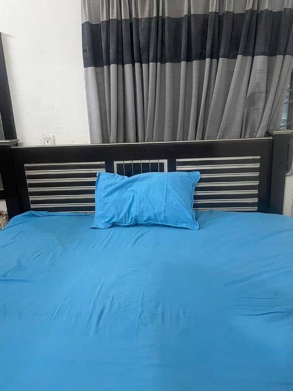 used bed in unique colour 5