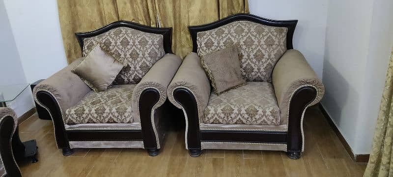 7 Seater Sofa Set with a Centre Table 1