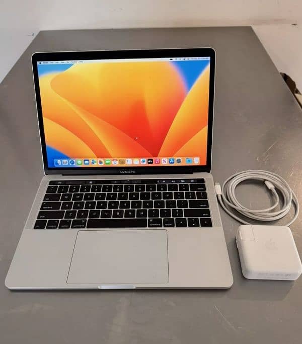 Apple MacBook Pro Mid 2017 A1707 i7 7820HQ 2.9GHz 16GB 500GB Size 15.4 1