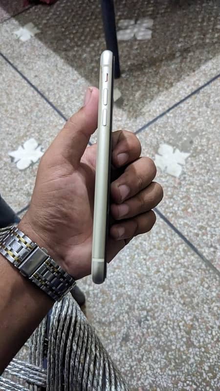 iPhone 11 non pta with box and charger 1