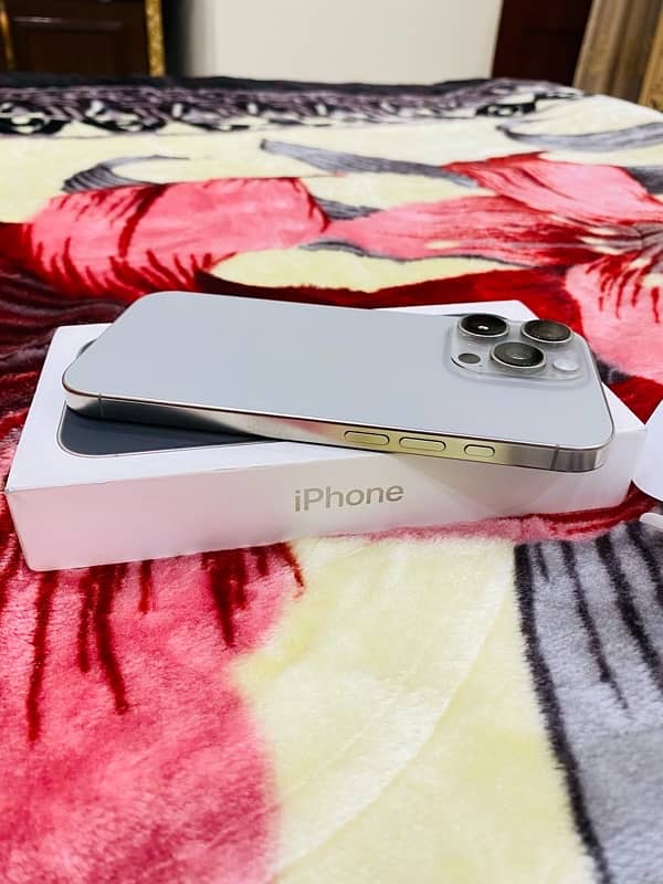 iPhone 16 Pro 256 GB 3