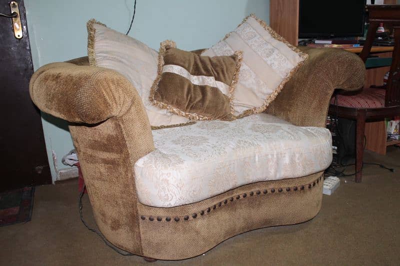 For Sale: 7-Seater Sofa Set in Excellent Condition 7