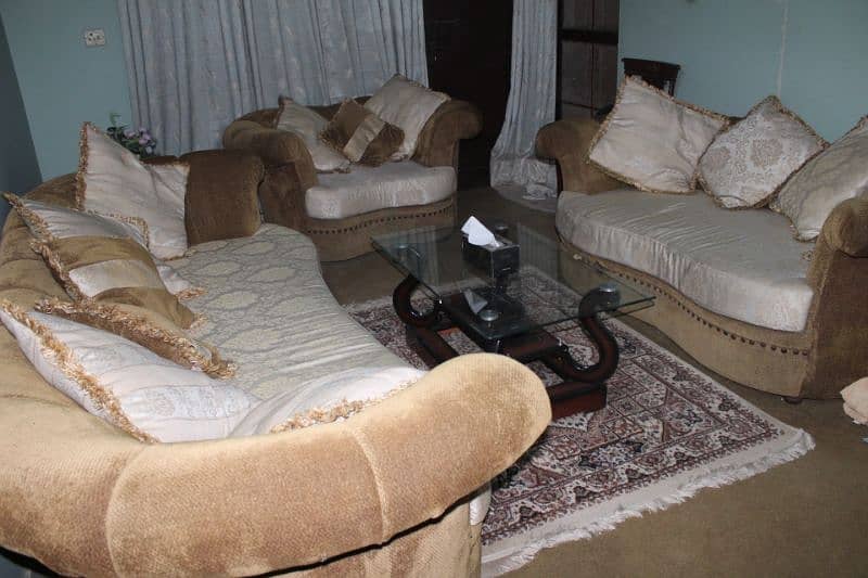 For Sale: 7-Seater Sofa Set in Excellent Condition 8