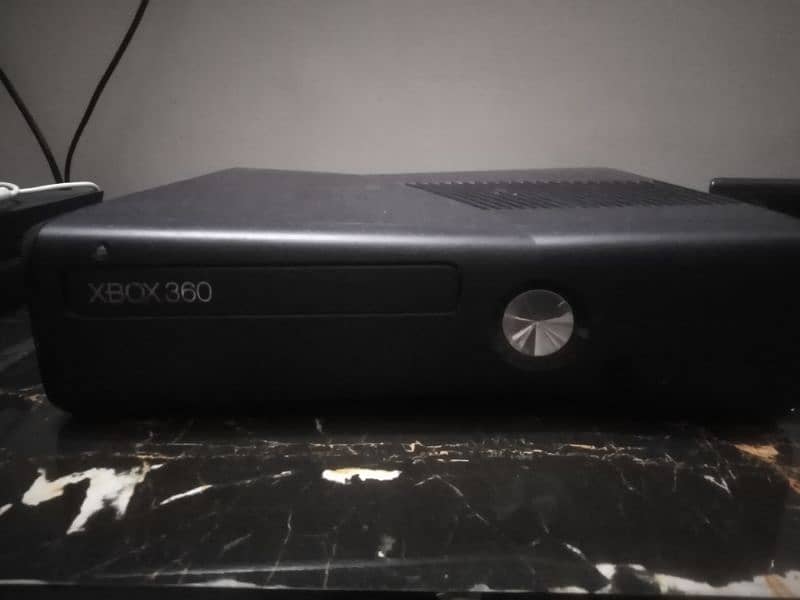 XBOX360 PLUS KINECT 4