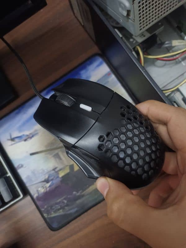 Gaming mouse with 6200 dpi and 5 buttons. 1