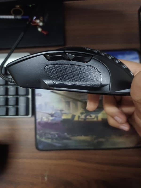 Gaming mouse with 6200 dpi and 5 buttons. 2