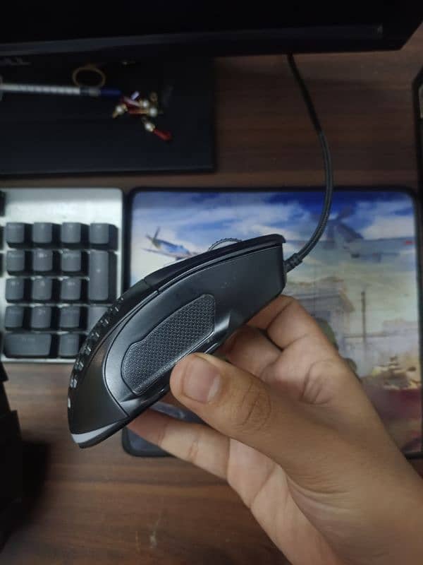 Gaming mouse with 6200 dpi and 5 buttons. 3