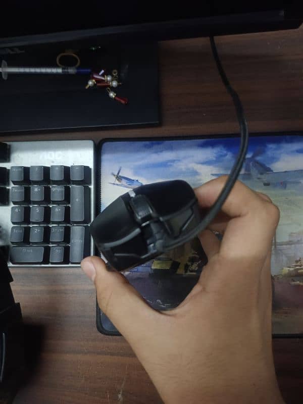 Gaming mouse with 6200 dpi and 5 buttons. 4