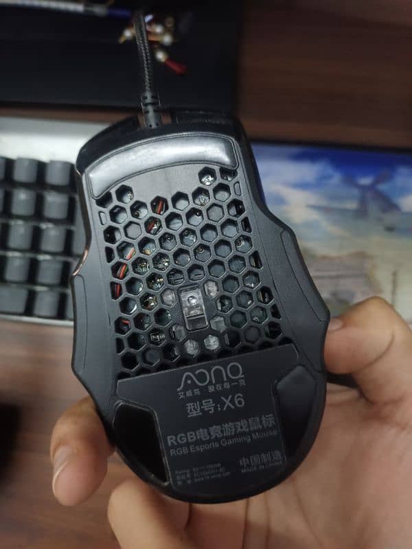 Gaming mouse with 6200 dpi and 5 buttons. 5