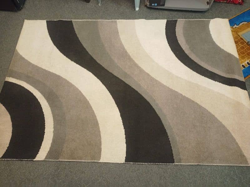 neat and clean  rug 0