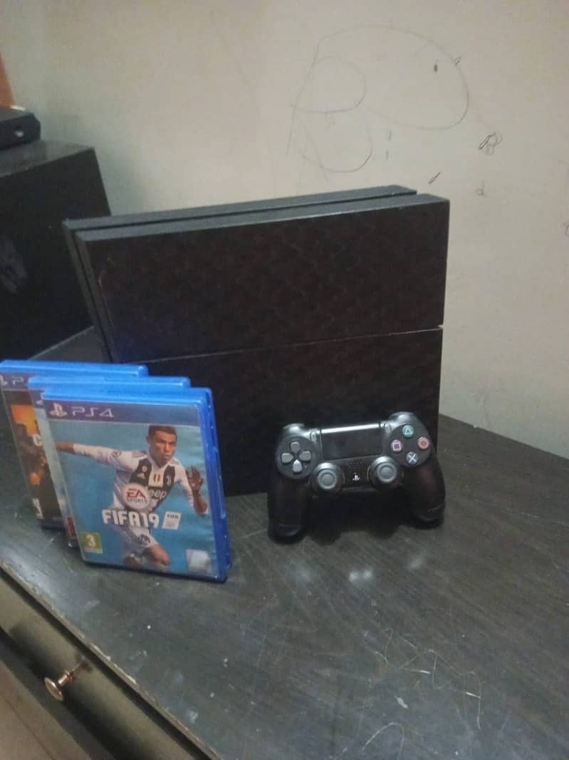 "PS4 in excellent condition + games! 2