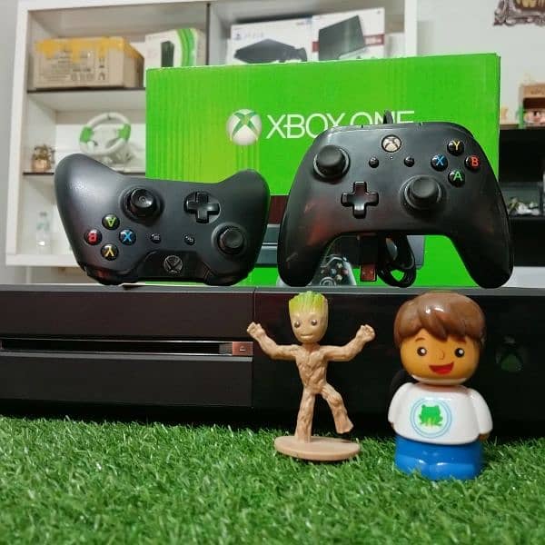 Xbox One with 2 Controllers 0