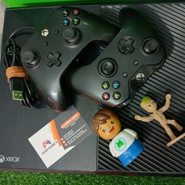 Xbox One with 2 Controllers 2