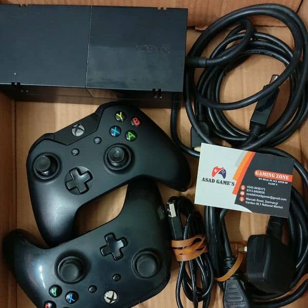 Xbox One with 2 Controllers 4