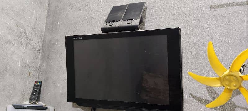 LED TV WITH SPEAKER 0