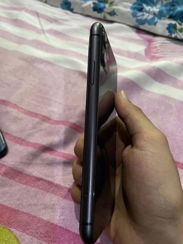 I phone 11 jv black colour 10 by 10 88% bettry health  all ok genuine 0