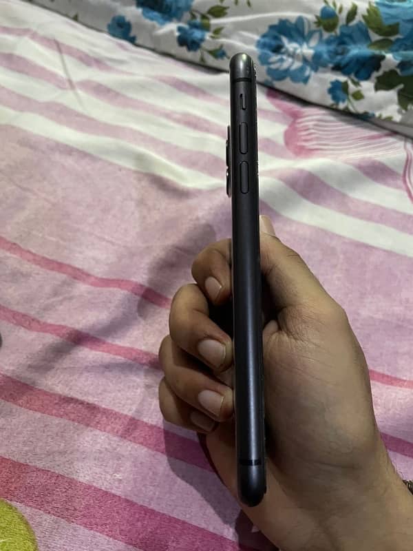 I phone 11 jv black colour 10 by 10 88% bettry health  all ok genuine 3