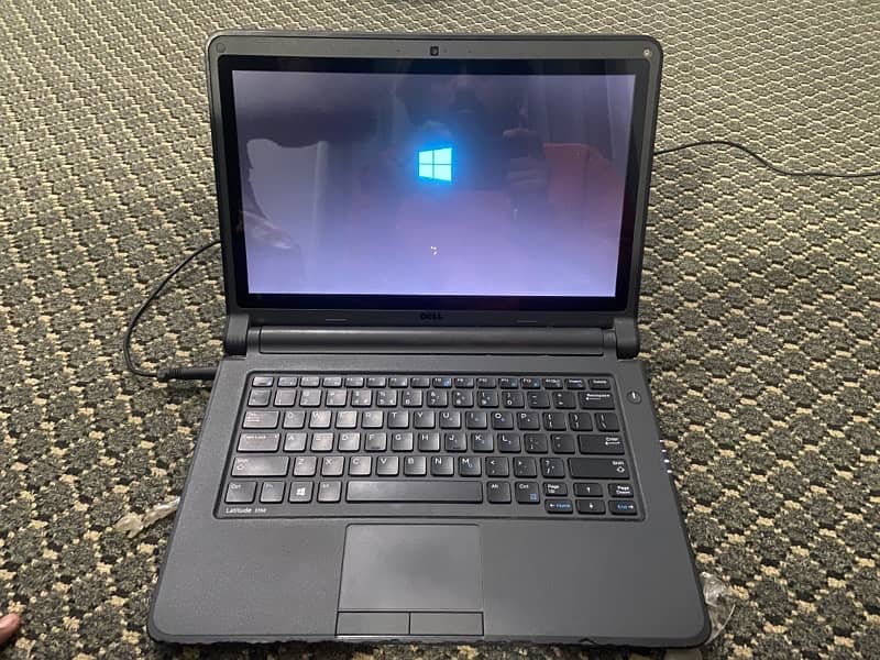 Dell Latitude 3350 with touchscreen 0