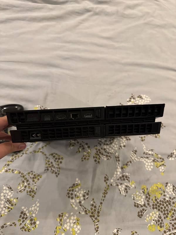 PS4 500gb black with One controller 2