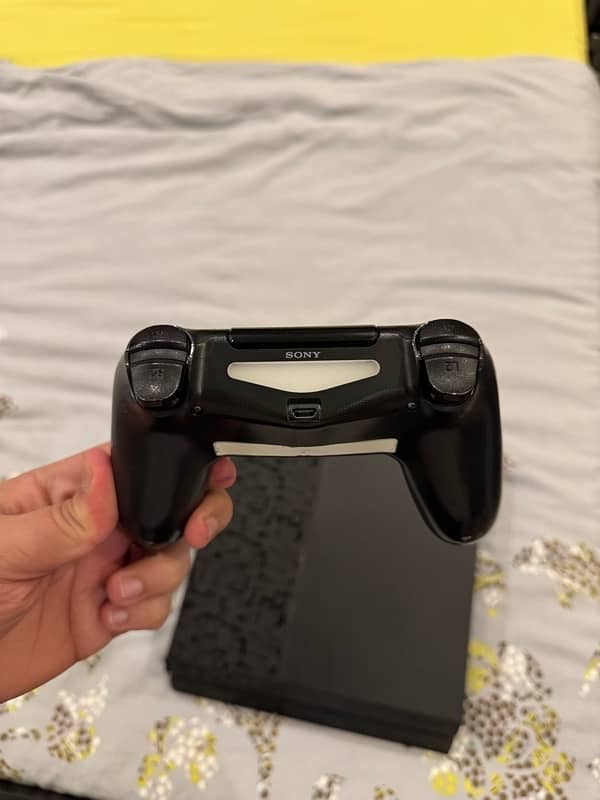 PS4 500gb black with One controller 7