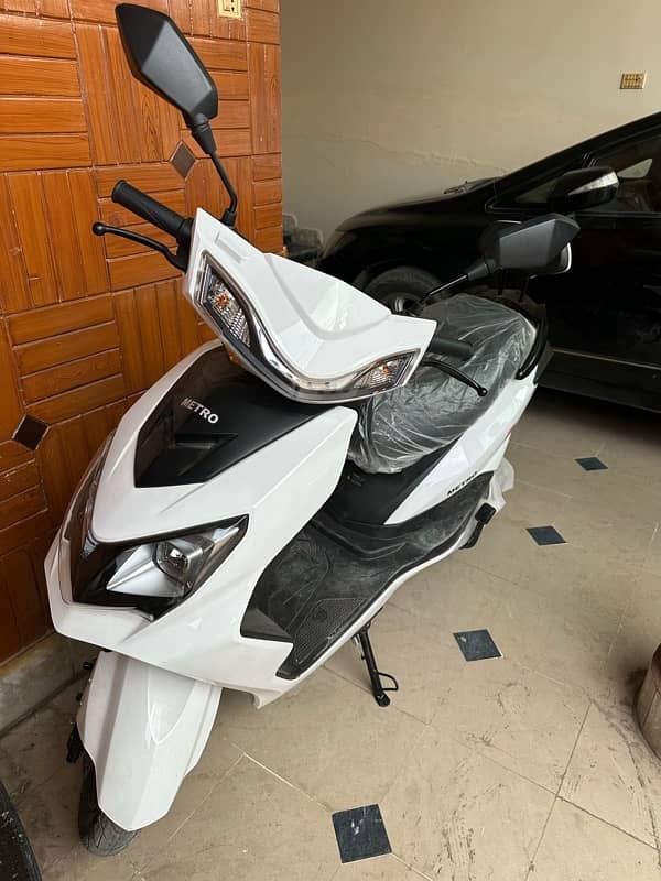 Metro Thrill Electric Scooter (brand new) 1