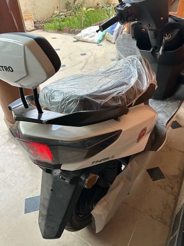 Metro Thrill Electric Scooter (brand new) 4