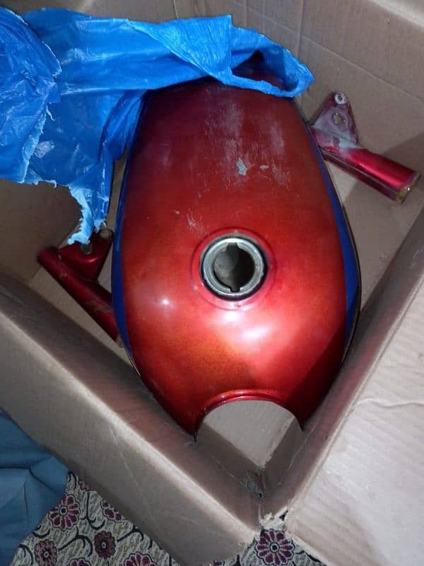 CD70 Fuel Tank and Side Covers 6