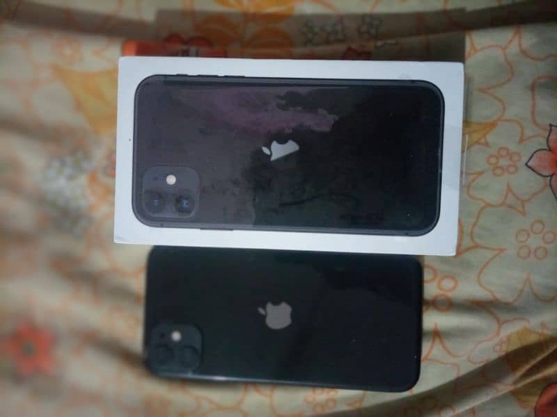 iphone 11 black colour with box charger 85% bettry health 4