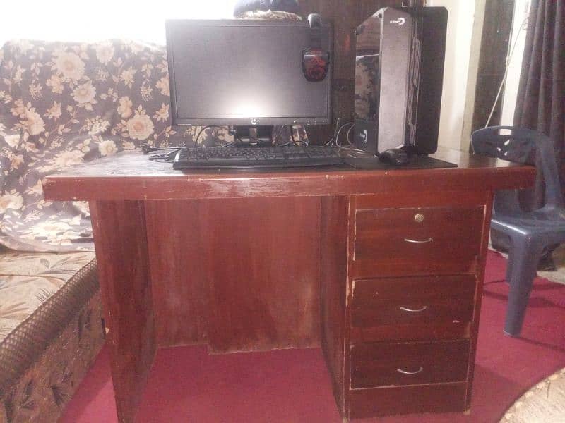 Computer table for sale in 10k 4