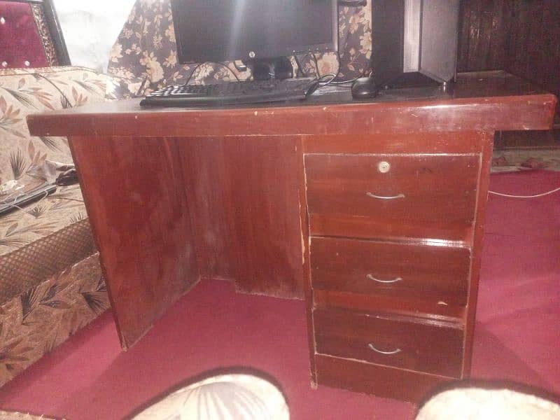 Computer table for sale in 10k 5