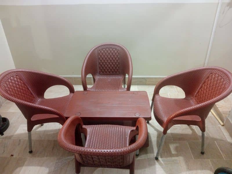 Plastic chairs with table 0