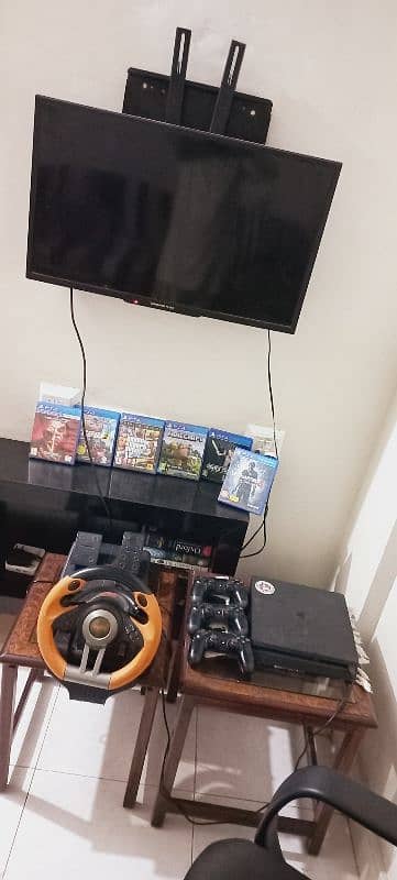 I'm selling my ps4 with accessories 2