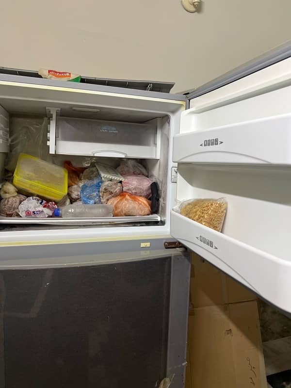 dawlance double door fridge in good condition 2