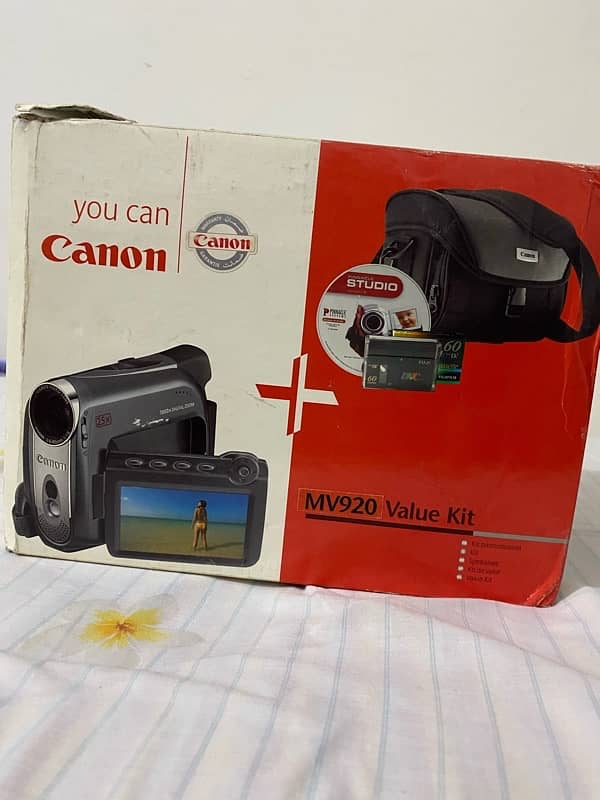 Camera Canon MV920 Value Kit 8