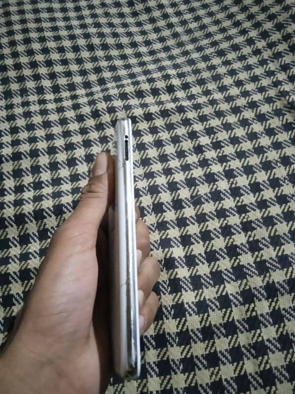 aquos R2 10/7 condition 4